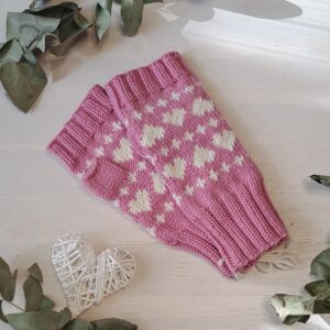 Roosad meriinovillased kätised valgete südametega