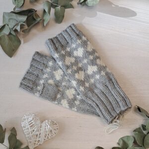 Hallid meriinovillased kätised valgete südametega