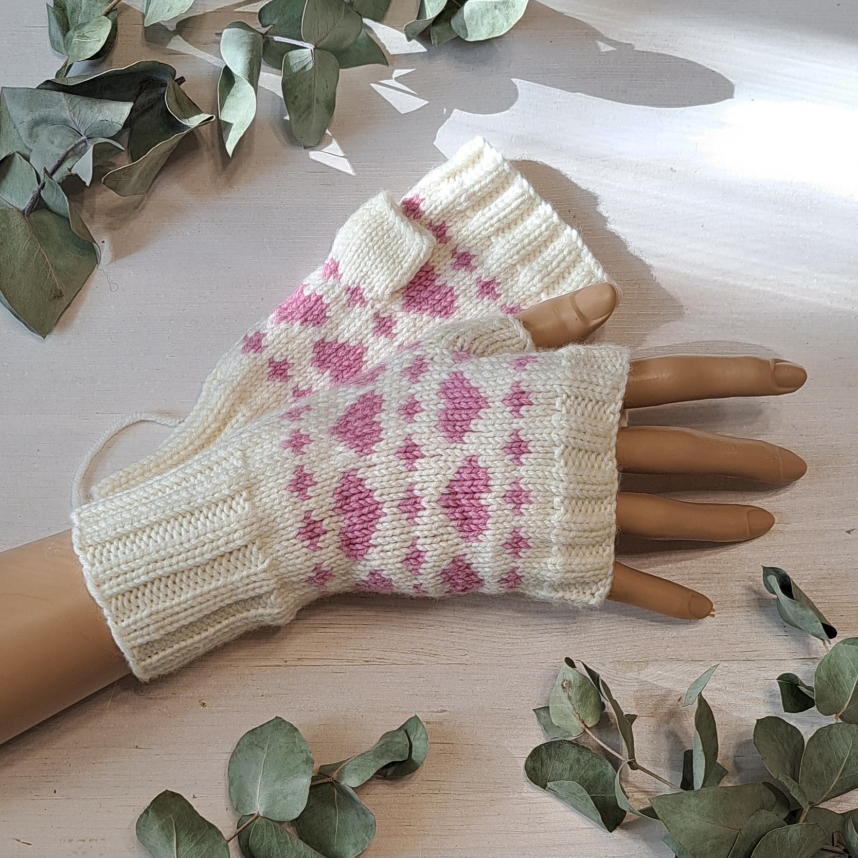 Valged meriinovillased kätised roosade südametega - Image 2