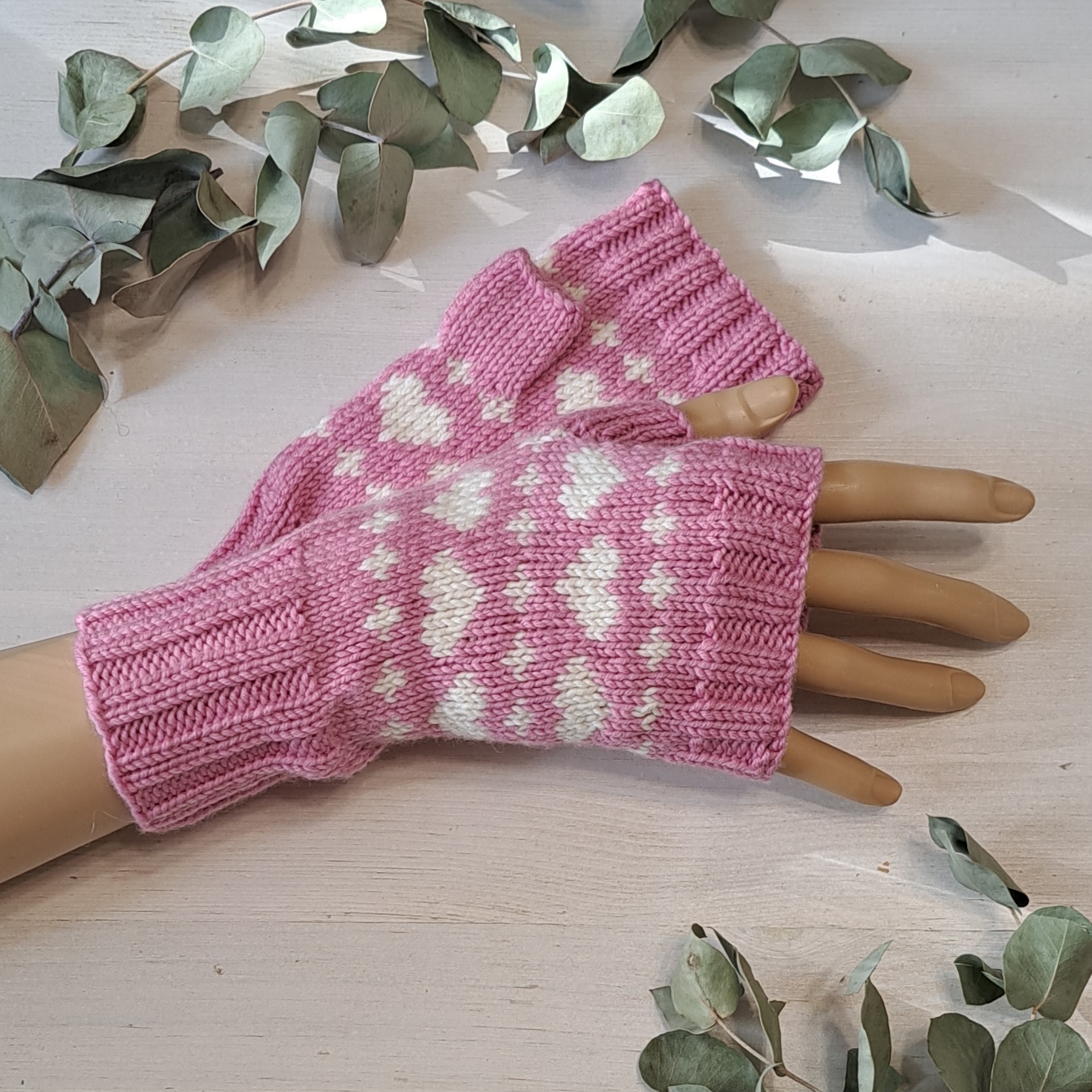 Roosad meriinovillased kätised valgete südametega - Image 2