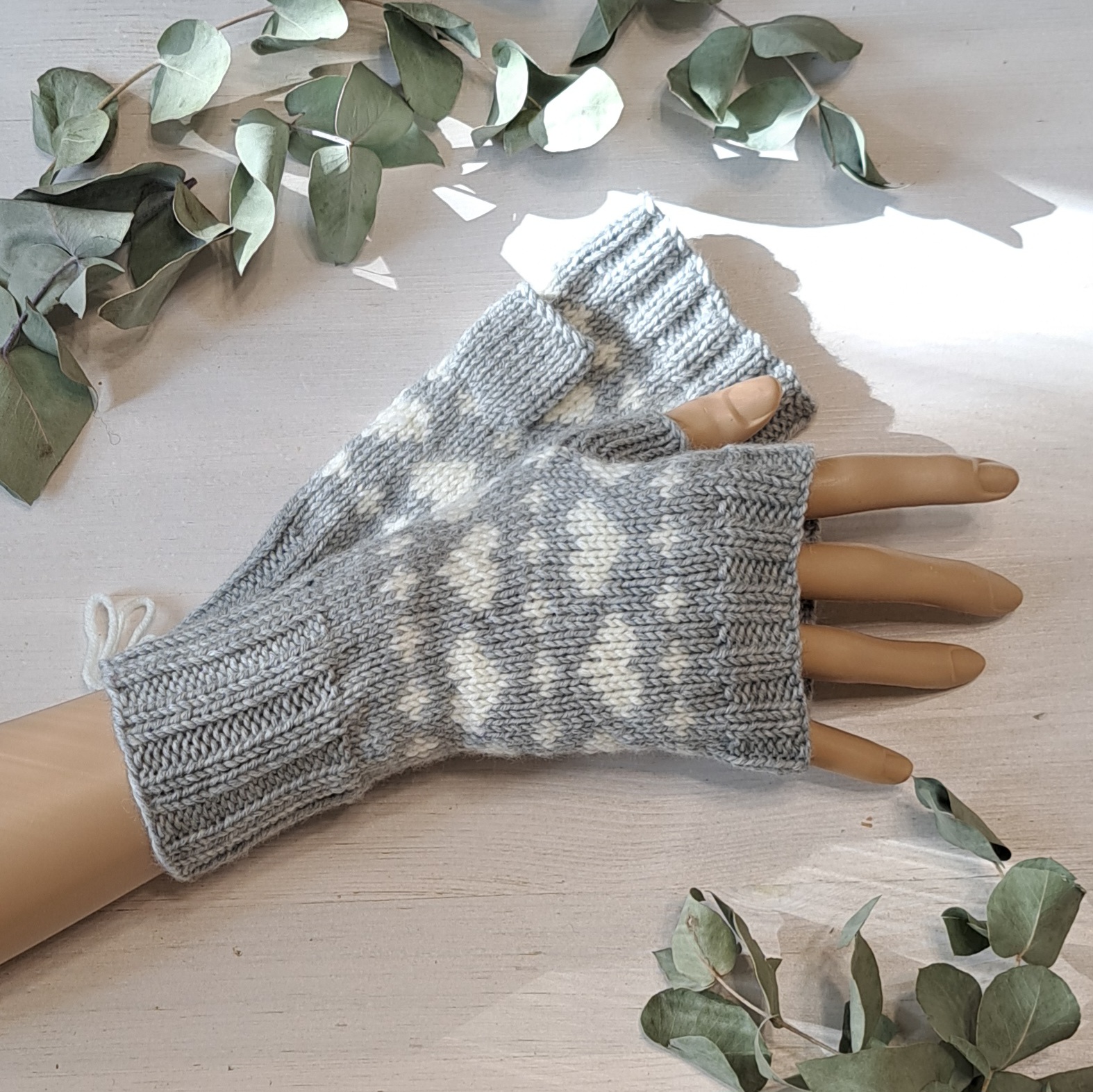 Hallid meriinovillased kätised valgete südametega - Image 2