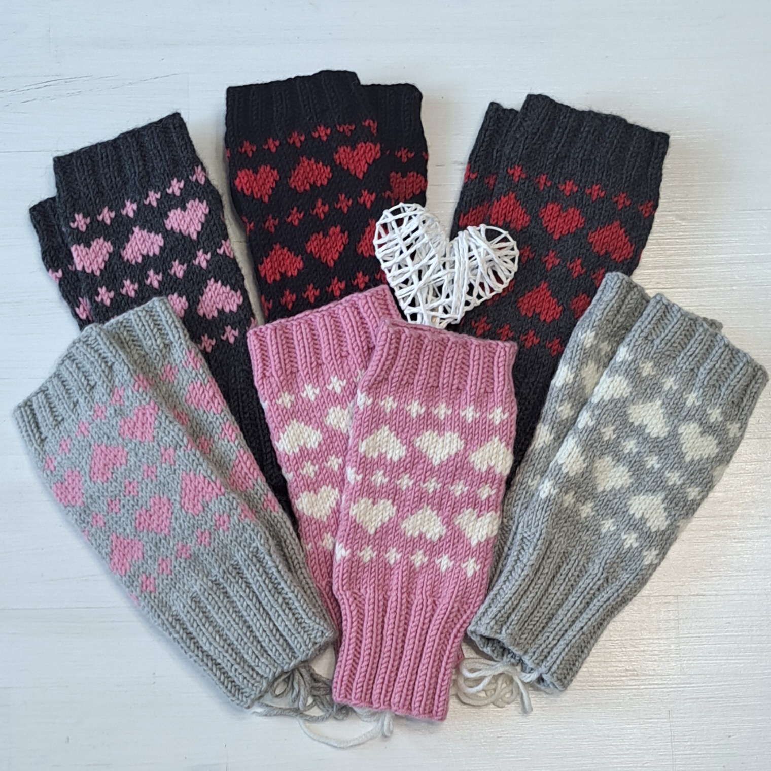 Hallid meriinovillased kätised valgete südametega - Image 3