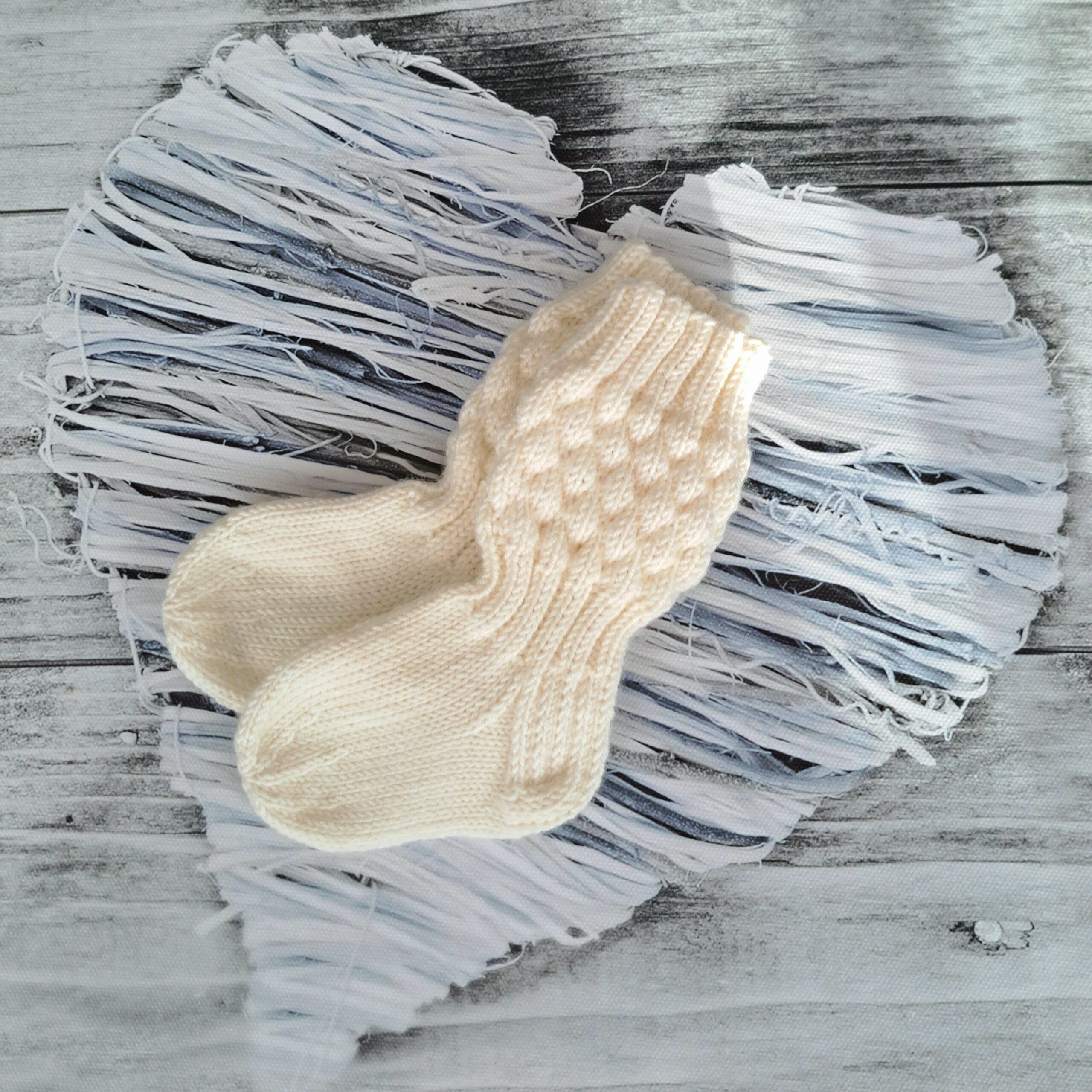 Meriinovillased beebisokid. Beebisokid. Meriinovill. Meriinovillane. Kootud beebisokid.