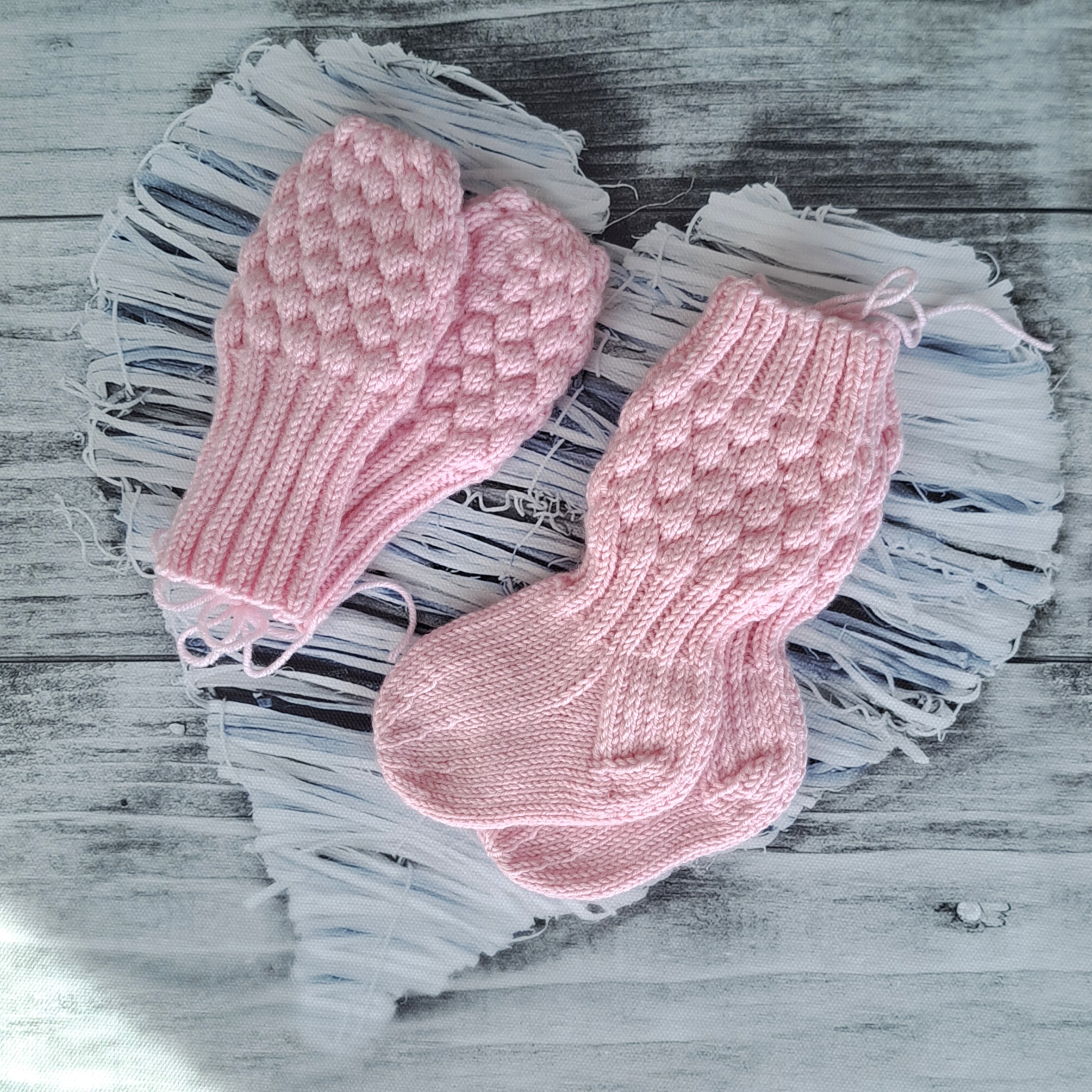 Meriinovillased beebisokid. Meriinovillased beebikindad. Beebisokid. Beebikindad. Meriinovill. Meriinovillane. Kootud beebisokid. Kootud beebikindad.